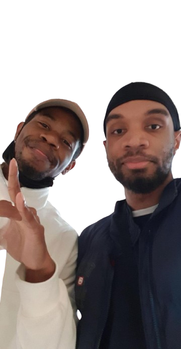 Deux amis souriants, l'un faisant un geste de paix, sur un fond transparent